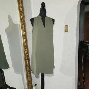 Sleeveless shirt dress in green